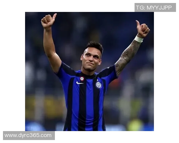 马丁内斯的传奇之路从足球场到人生舞台的精彩蜕变